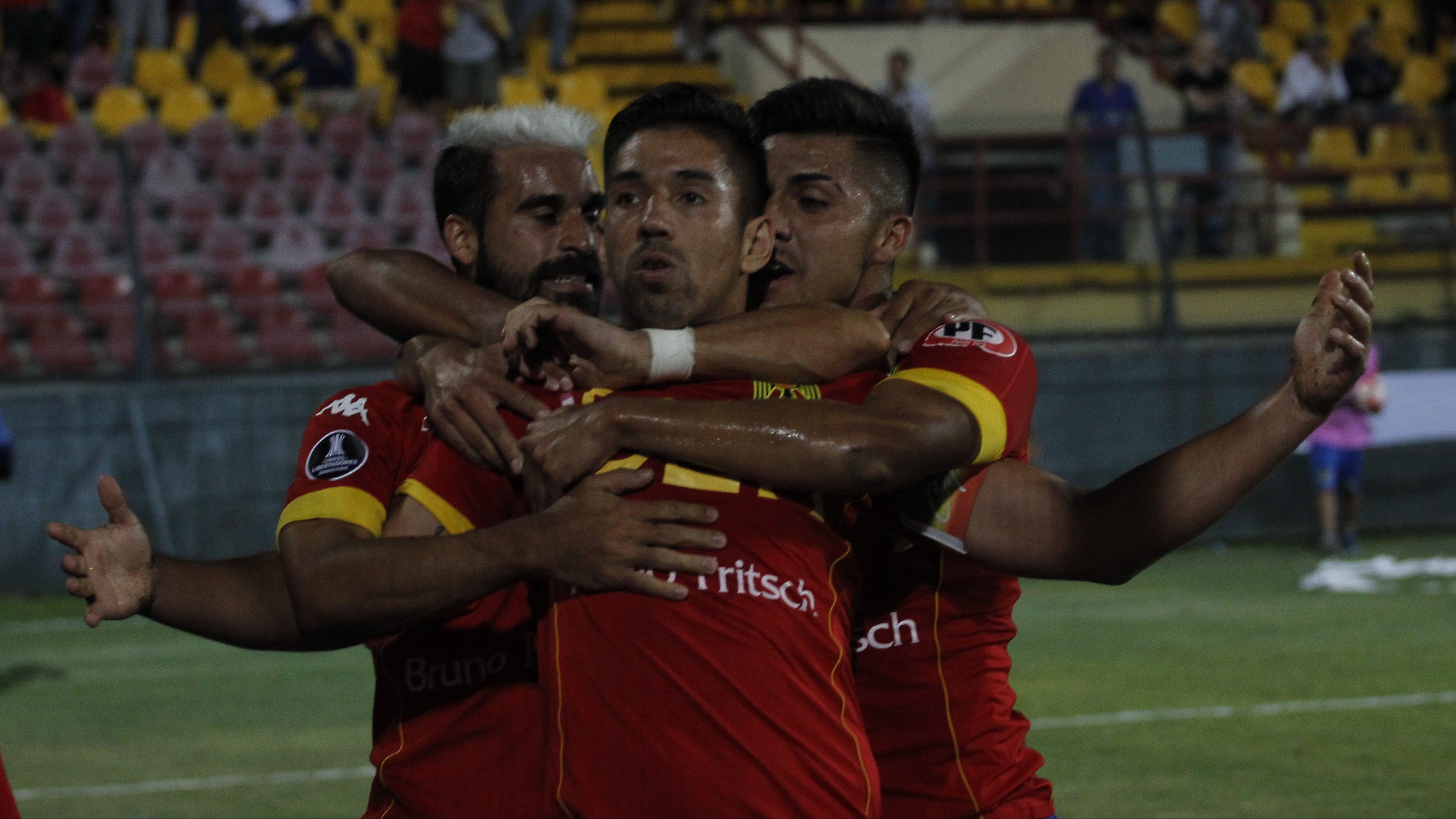 7 de Febrero del 2017/SANTIAGOJorge Ampuero celebra su gol durante el partido valido por la segunda fase de la Copa Conmebol Libertadores 2017 entre Union Española vs Altetico Cerro, jugado en el Estadio Santa Laura Universidad SEK. 
FOTO:MARIO DAVILA/AGENCIAUNO