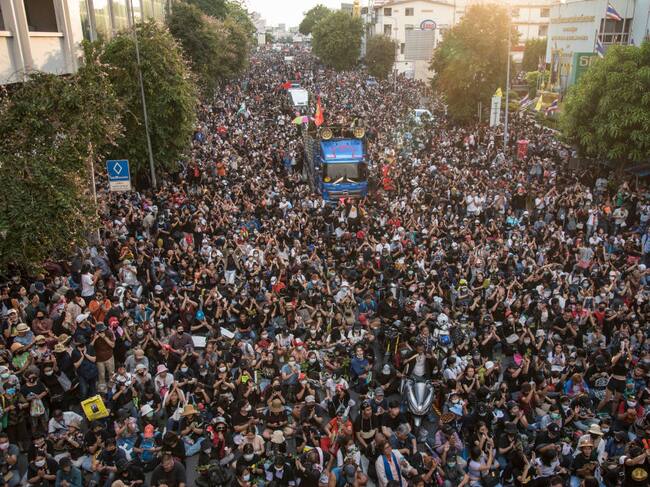 Masivas protestas contra el régimen tailandés