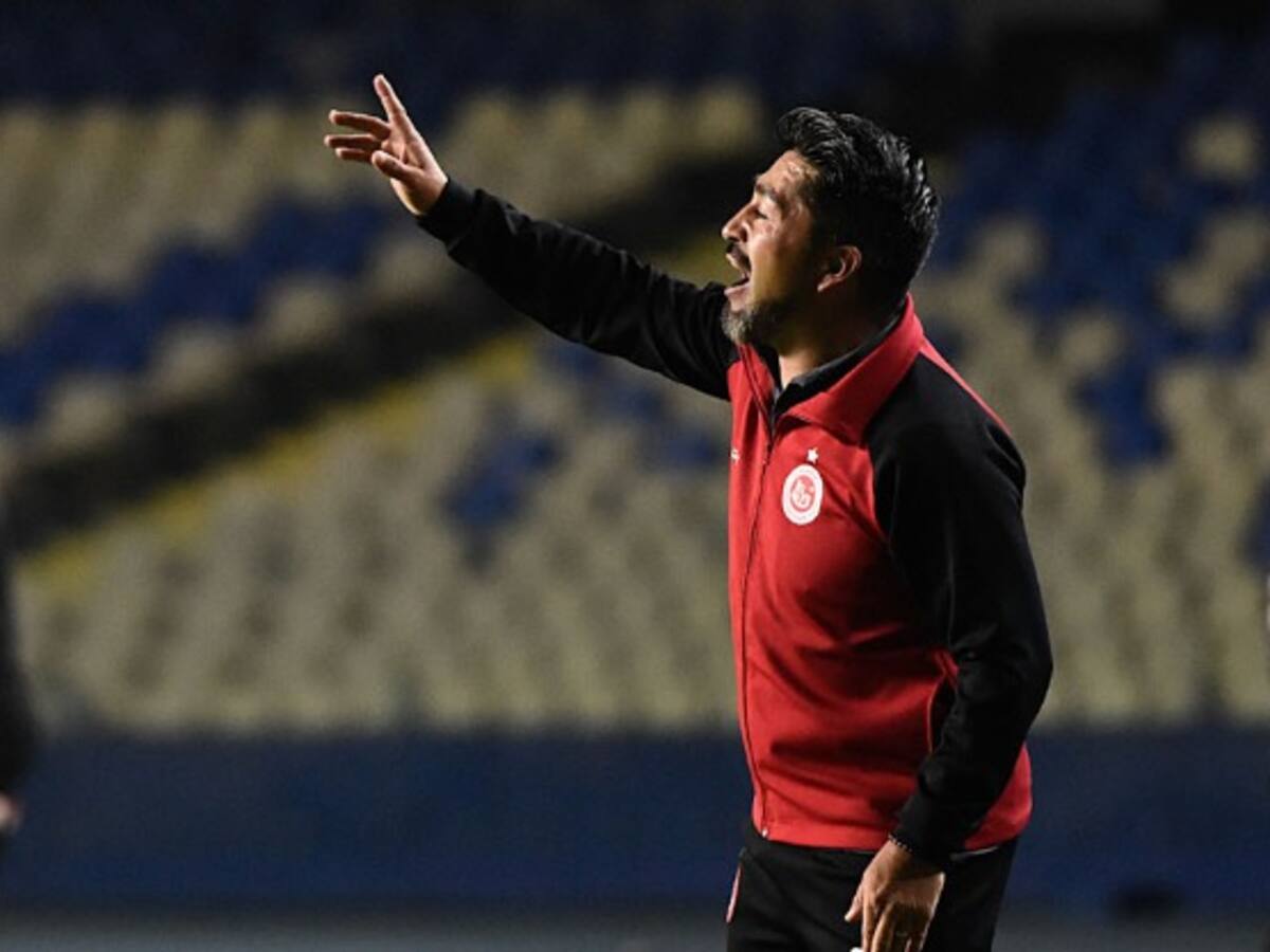 Entrenador chileno encontró equipo tras pasar 8 días cesante: tendrá duro desafío con club en zona de descenso