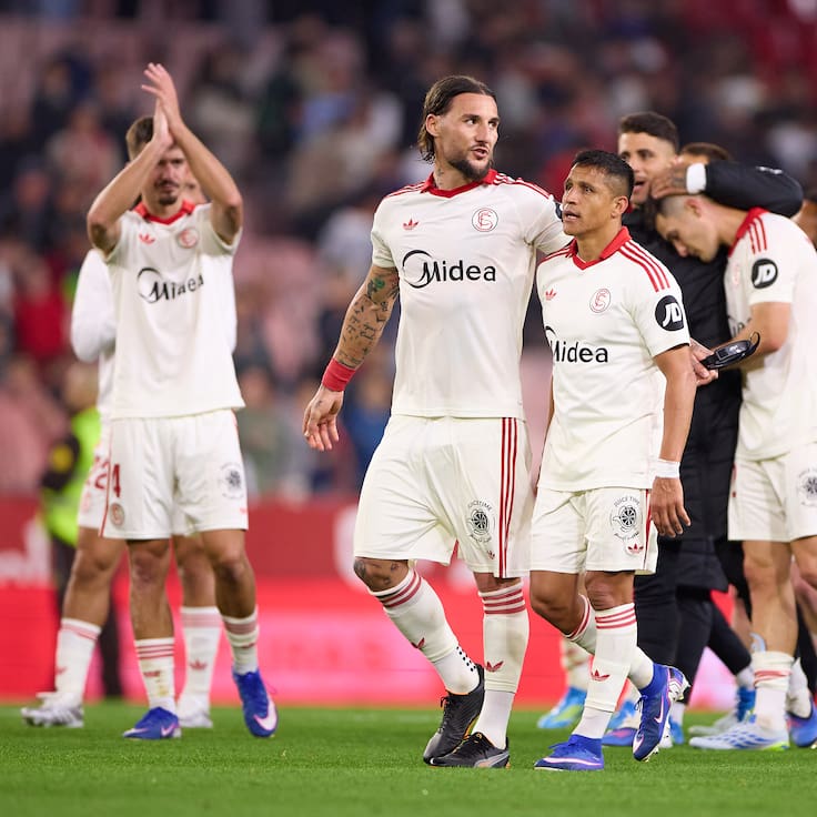 Escándalo en el Sevilla de Alexis y Suazo: “Tienen doble cara, es una traición que me duele”