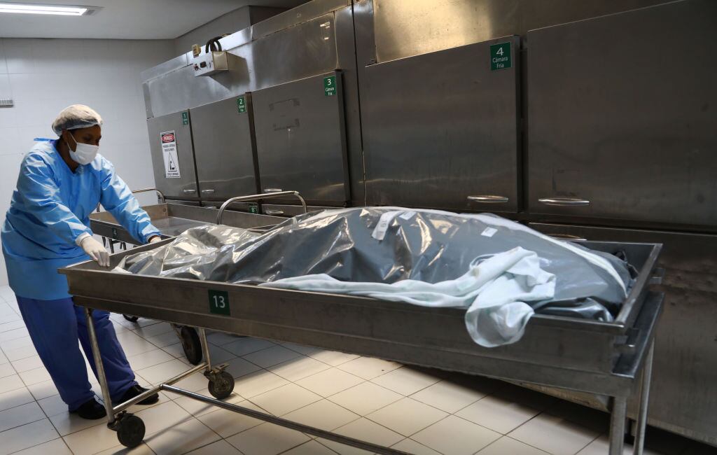Trabajador de una morgue transporta a una víctima del Covid-19 en Porto Alegre