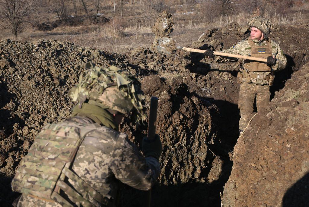 Soldados de las fuerzas armadas ucranianas resguardan la frontera