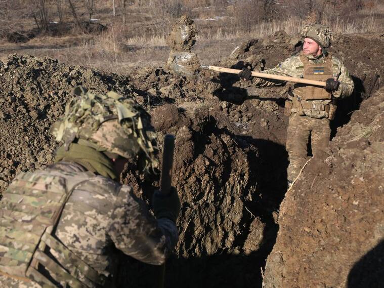 Soldados de las fuerzas armadas ucranianas resguardan la frontera
