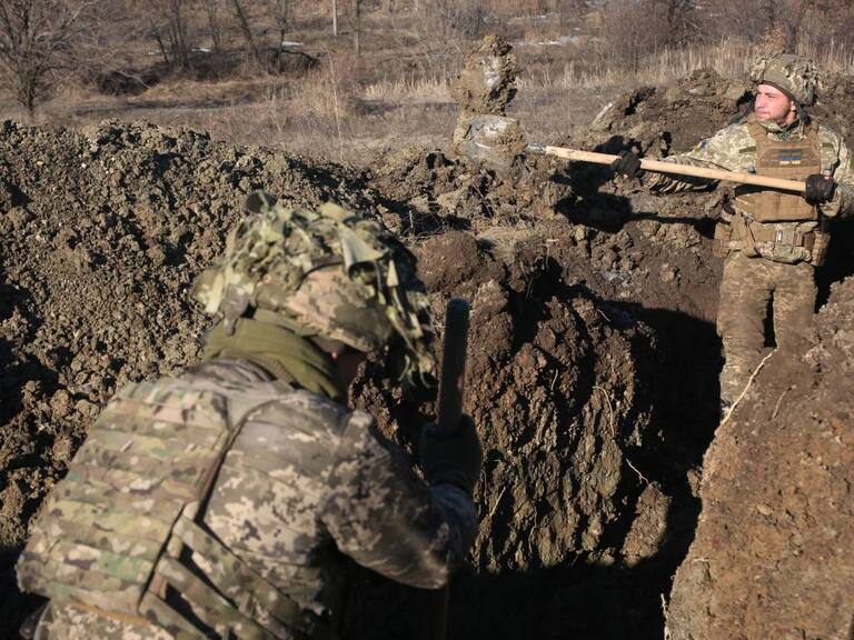 Soldados de las fuerzas armadas ucranianas resguardan la frontera