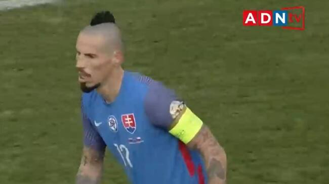 Marek Hamsik es homenajeado ante Chile al disputar su último partido por Eslovaquia