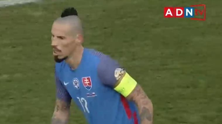 Marek Hamsik es homenajeado ante Chile al disputar su último partido por Eslovaquia