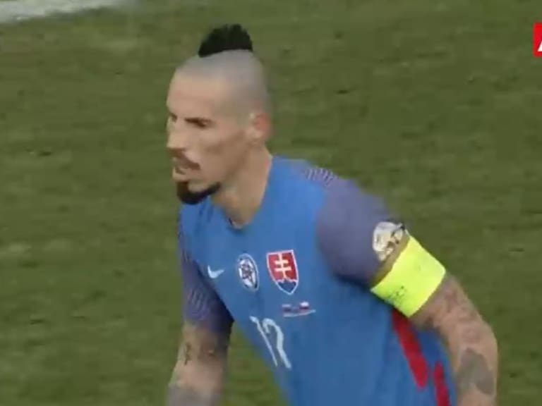 Marek Hamsik es homenajeado ante Chile al disputar su último partido por Eslovaquia