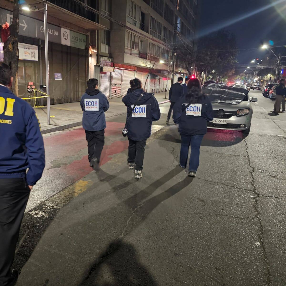 Hombre fue encontrado muerto dentro de su auto en Santiago: lo habrían baleado desde un vehículo en movimiento