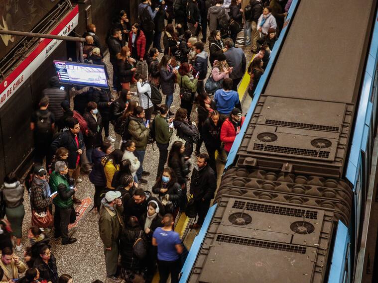 Inundaciones por lluvia en Metro de Santiago causan problemas en servicio de la Línea 6