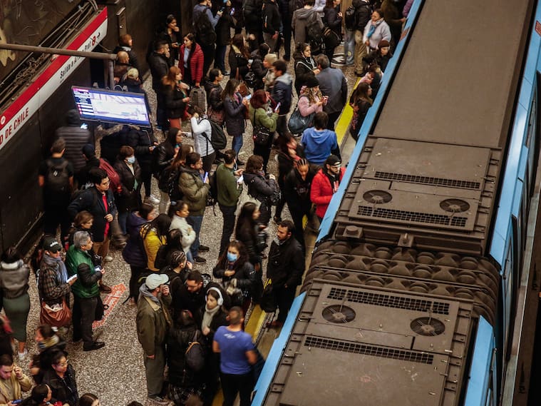 09 DE MAYO DE 2024 / SANTIAGO
Falla técnica de Metro en Línea 1 provoca problemas en la frecuencia acumulando gente en los andenes de las estaciones, en la foto, Andenes de estación Universidad de Chile
FOTO: DIEGO MARTIN /AGENCIAUNO