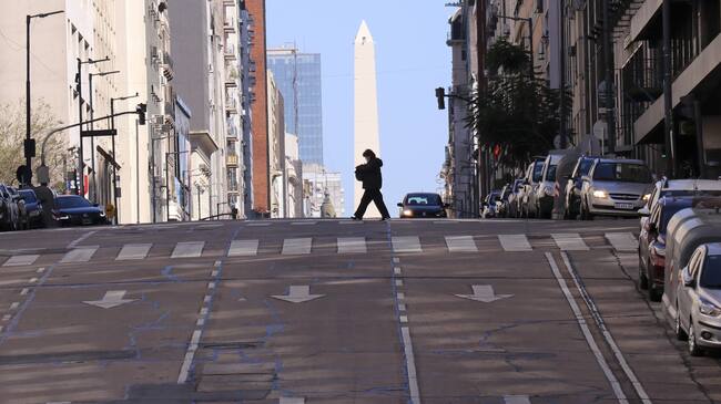 Una persona con mascarilla camina por Buenos Aires