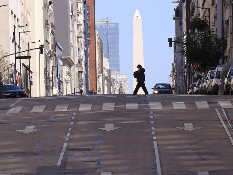 Una persona con mascarilla camina por Buenos Aires