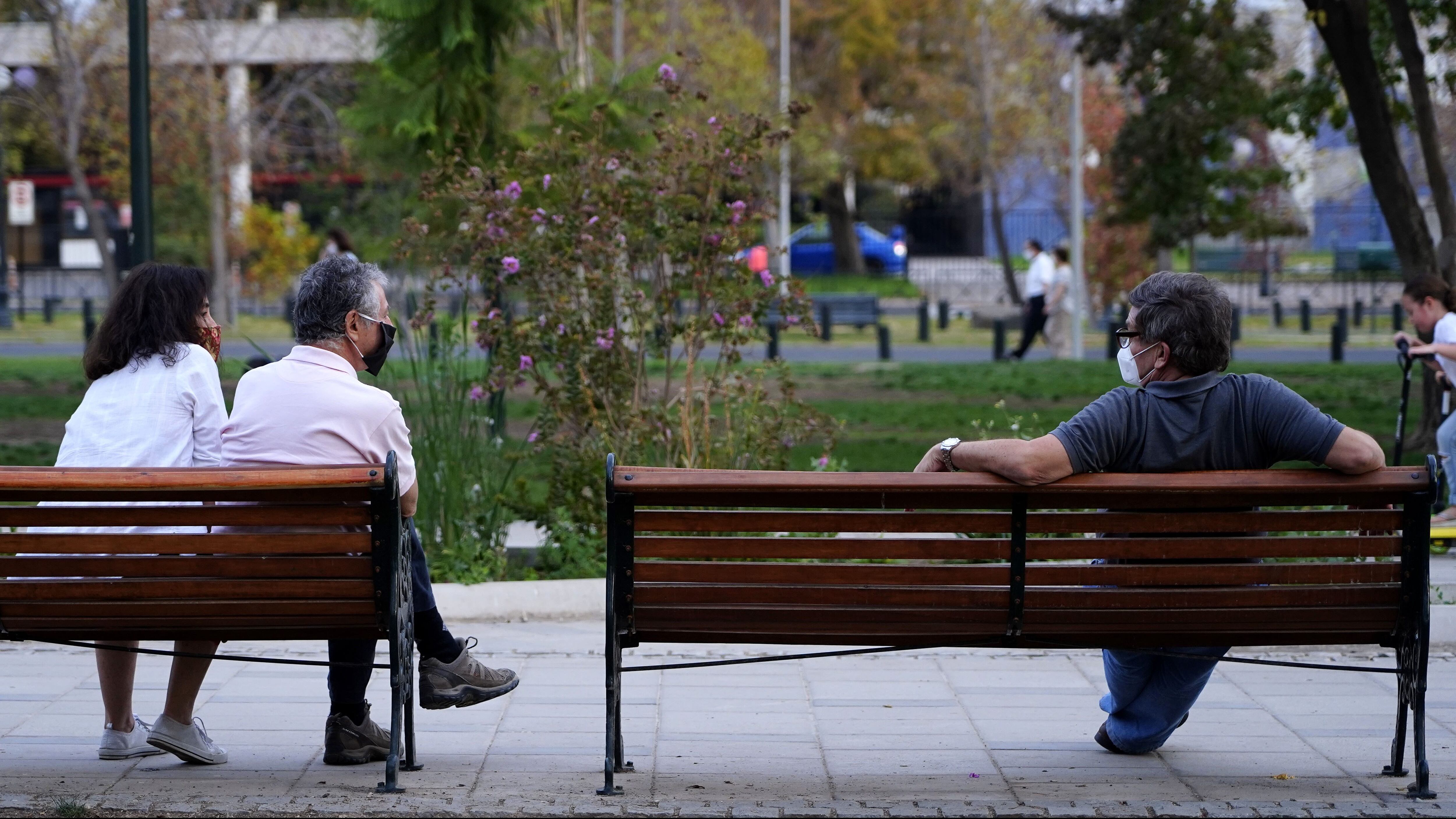 23 de Abril de 2020/SANTIAGO Dos personas conversan con una cierta distancia en un parque de Providencia el pasado martes 22 de Abril luego que se le cantara la cuarentena para esa comuna durante la pandemia que vive el país ante el aumento de contagios por Covid-19
FOTO:MARIO DAVILA/AGENCIAUNO