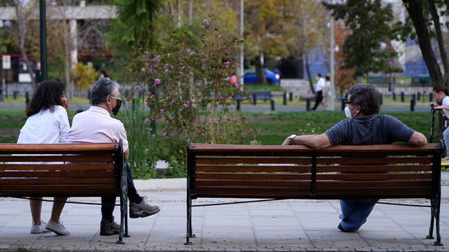 23 de Abril de 2020/SANTIAGO Dos personas conversan con una cierta distancia en un parque de Providencia el pasado martes 22 de Abril luego que se le cantara la cuarentena para esa comuna durante la pandemia que vive el país ante el aumento de contagios por Covid-19
FOTO:MARIO DAVILA/AGENCIAUNO