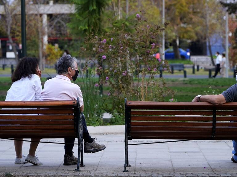 23 de Abril de 2020/SANTIAGO Dos personas conversan con una cierta distancia en un parque de Providencia el pasado martes 22 de Abril luego que se le cantara la cuarentena para esa comuna durante la pandemia que vive el país ante el aumento de contagios por Covid-19
FOTO:MARIO DAVILA/AGENCIAUNO
