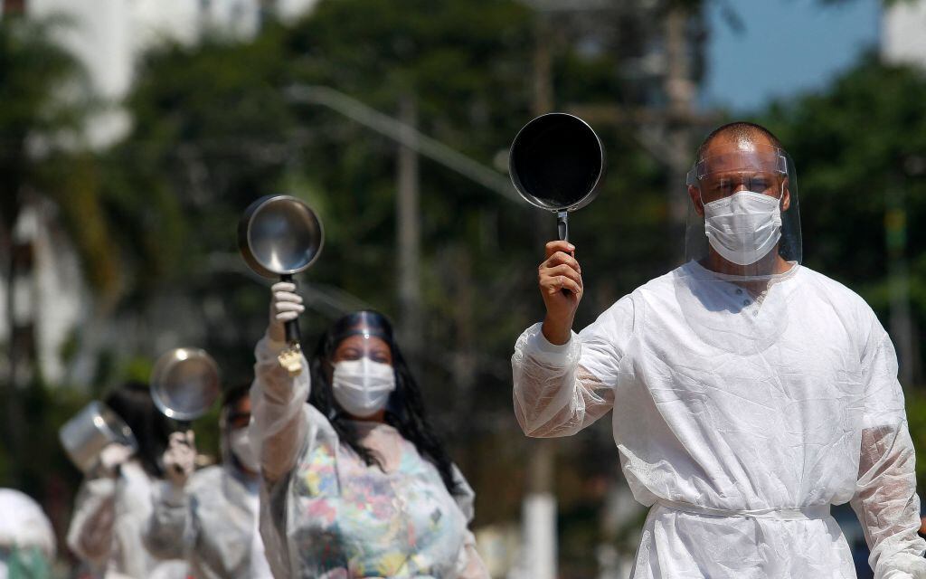 Manifestantes muestran ollas ante la crisis de hambre en Sao Paulo