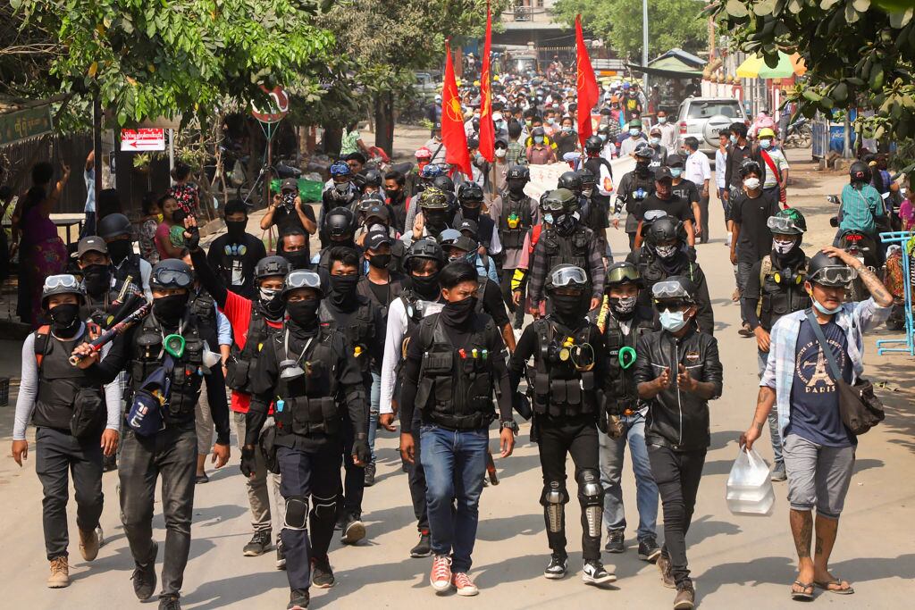 Manifestantes encuentran armas para enfrentarse a los agentes de la junta militar de Myanmar