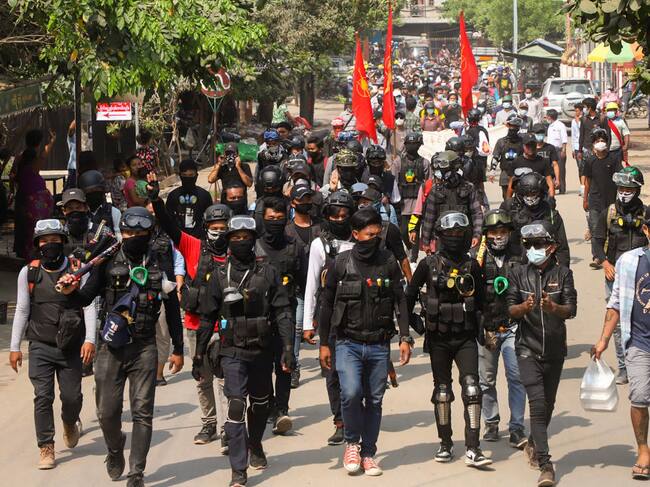 Manifestantes encuentran armas para enfrentarse a los agentes de la junta militar de Myanmar