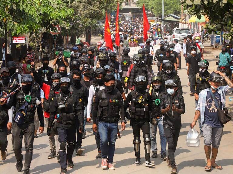 Manifestantes encuentran armas para enfrentarse a los agentes de la junta militar de Myanmar