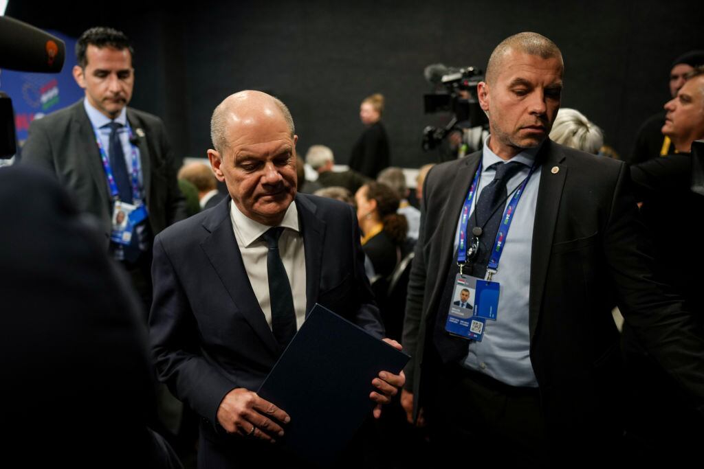 El canciller de Alemania, Olaf Scholz, abandona la sala de conferencias luego de la cita del Consejo Europeo en la ciudad de Budapest en Hungría