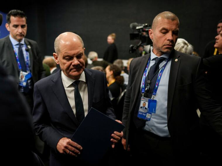 El canciller de Alemania, Olaf Scholz, abandona la sala de conferencias luego de la cita del Consejo Europeo en la ciudad de Budapest en Hungría