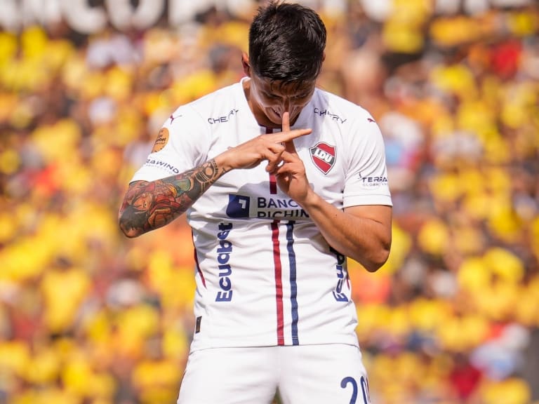 El golazo de Fernando Cornejo por Liga Deportiva de Quito en el clásico ante Barcelona