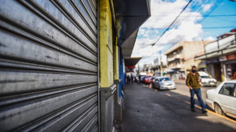 7 DE ABRIL 2021 / TEMUCOUna gran cantidad de locales comerciales y restaurantes de Temuco, permanecen cerrados tras un mes de transcurrida la cuarta cuarentena que sufre la comuna, debido al aumento sostenido de los casos de COVID-19 y el endurecimiento de las restricciones para el comercio de productos no esenciales.
FOTO: ROCIO CUMINAO ROJAS / AGENCIAUNO