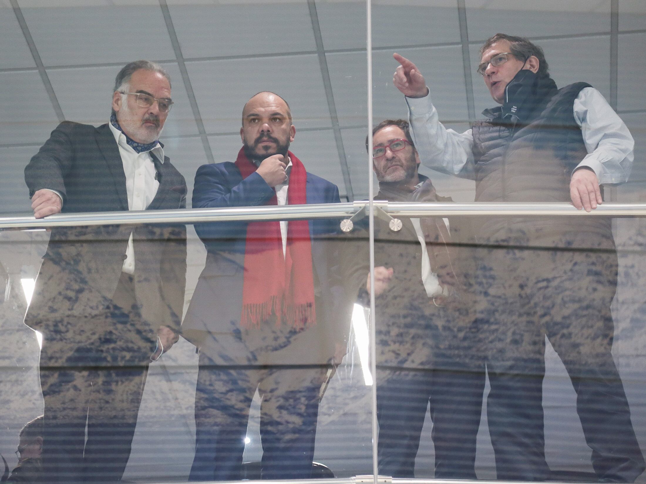 El subsecretario de Prevención del Delito, Eduardo Vergara, junto al ministro de Obras Públicas, Juan Carlos García, y representantes de las concesionarias, durante el anuncio de nuevas medidas. / Agencia Uno.