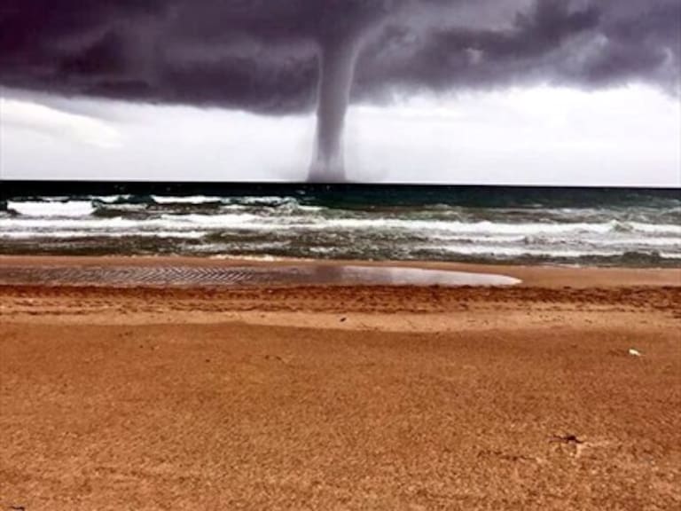 Impresionante tromba marina se dejó ver en Valencia