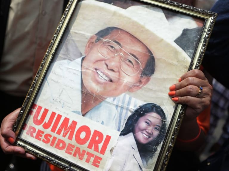 Grupos de la ultraderecha celebran la liberación del exdictador peruano Alberto Fujimori en las calles de la ciudad de Lima.