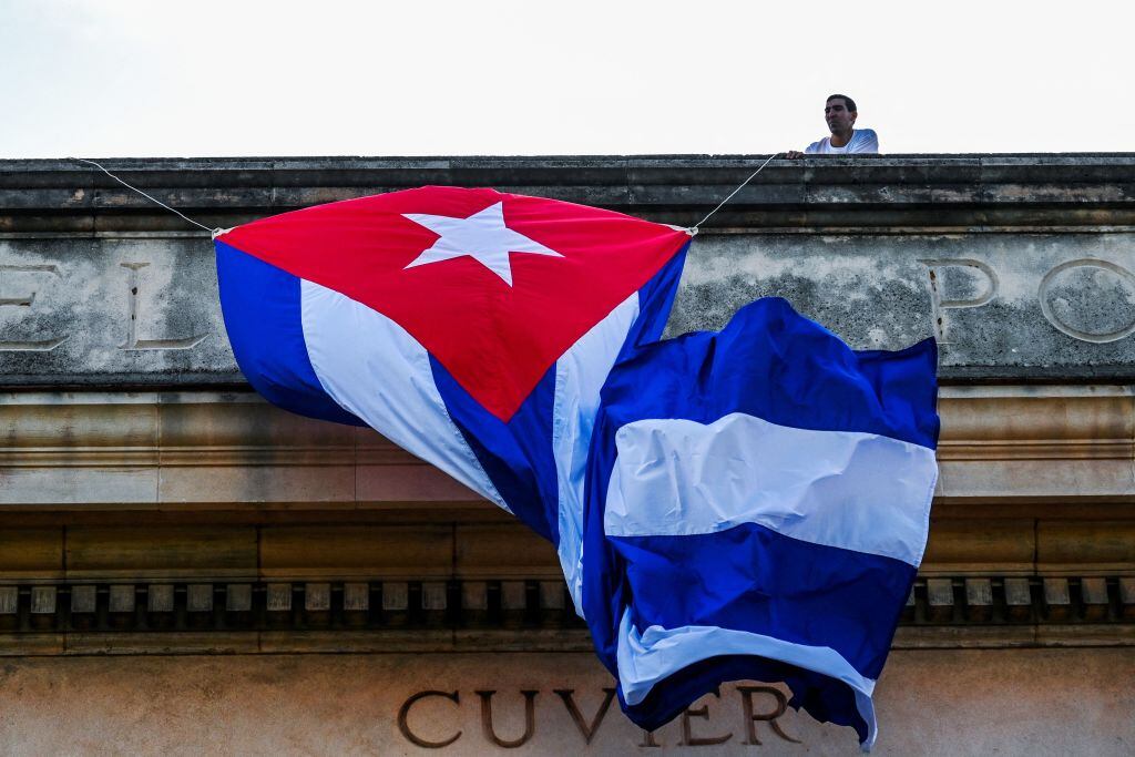 Bandera de Cuba se despliega en la sede de la Universidad de la Habana