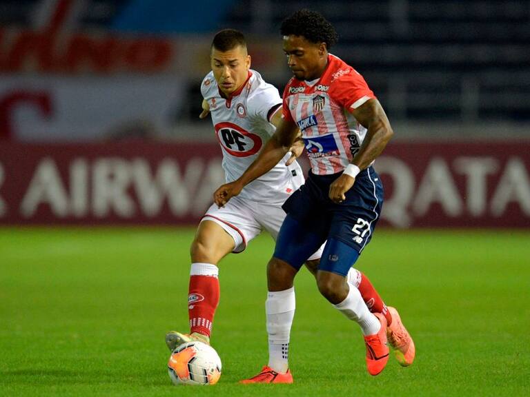 Chile's Union La Calera Esteban Valencia (L) and Colombia's Junior Fabian Viafara vie for the ball during their closed-door Copa Sudamericana round before the quarterfinals football match at the Roberto Melendez stadium in Barranquilla, Colombia, on November 26, 2020. (Photo by Raul ARBOLEDA / AFP) (Photo by RAUL ARBOLEDA/AFP via Getty Images)