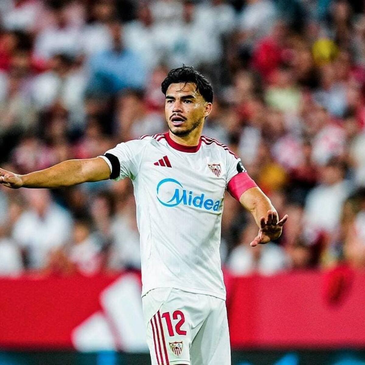 Histórico del “Cacique” elogia a Gabriel Suazo por su capitanía en Sevilla: “En Colo Colo fue capitán muy joven y eso no es nada fácil”