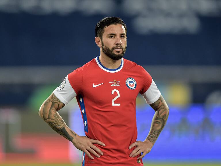Eugenio Mena adelantó un «duro partido» de Chile con Paraguay en Brasilia