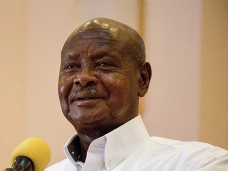 Presidente de Uganda quiere prohibir el sexo oral: «La boca es para comer»
