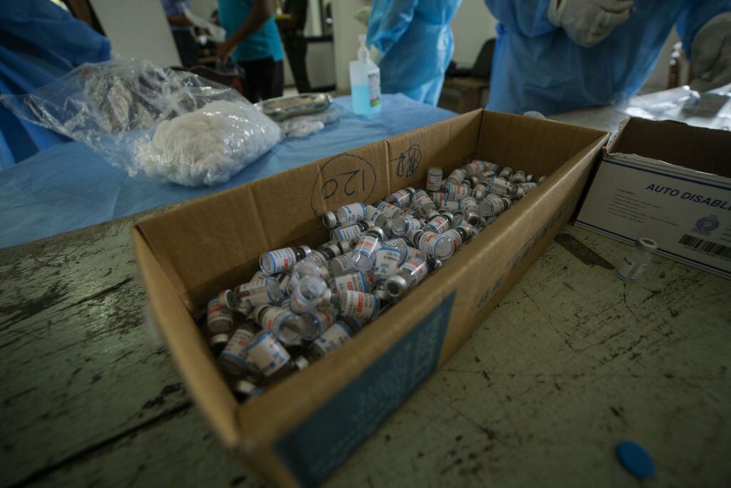 Una caja con dosis del fármaco de Sinopharm contra el Covid-19