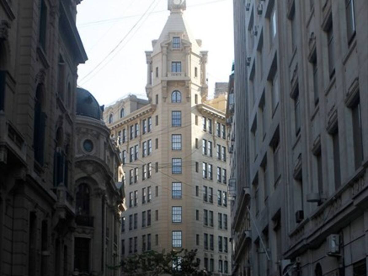 FMI recorta proyección de crecimiento para Chile a 1,7%