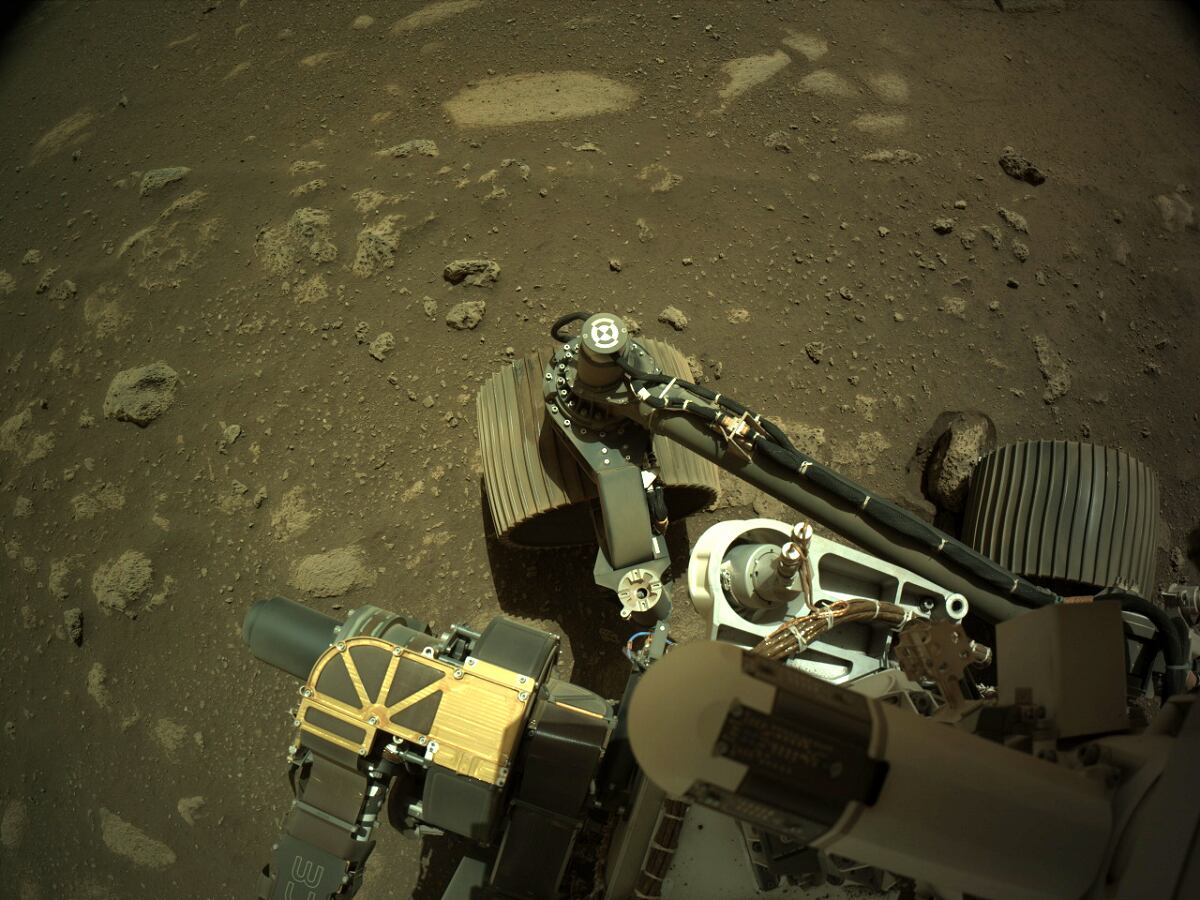 El rover Perseverance toma una imagen de su labor sobre Marte