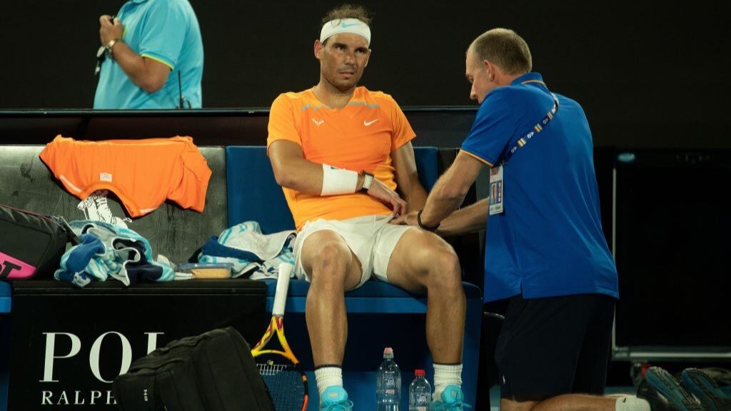 Rafael Nadal se lesiona y queda fuera en segunda ronda del Abierto de Australia