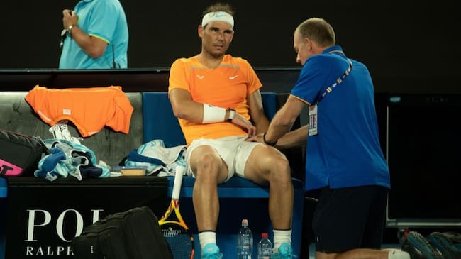Rafael Nadal se lesiona y queda fuera en segunda ronda del Abierto de Australia