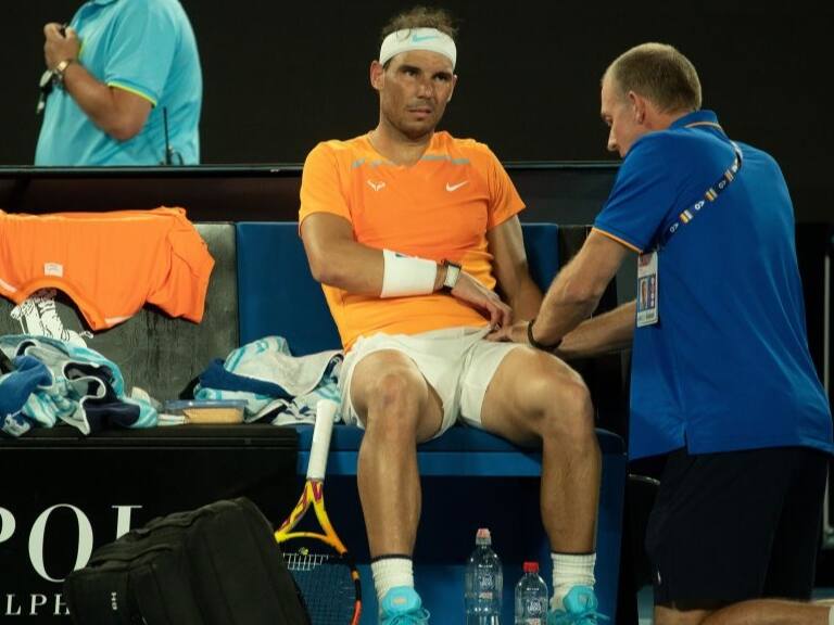 Rafael Nadal se lesiona y queda fuera en segunda ronda del Abierto de Australia
