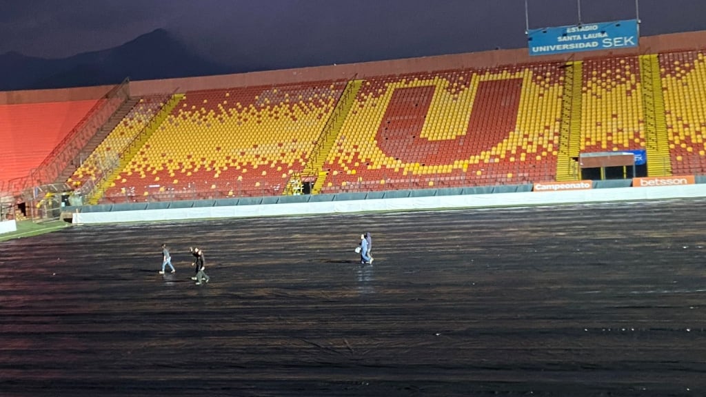 Unión Española resguarda la cancha del Santa Laura ante el pronóstico de lluvias en Santiago