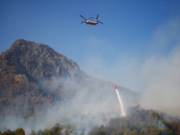 18 de Febrero del 2020/LOS ANGELES
Helicopteros de conaf combaten incendio en Radal Siete Tazas, en la comuna de Molina. En la que Conaf reporta 5200ha de bosque quemado

FOTO:SEBASTIAN BROGCA/AGENCIAUNO