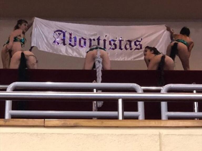 Grupo de performance feminista realizó «yeguada latinoamericana» en la Cámara Baja