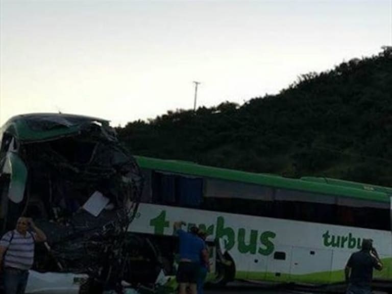 Choque de dos buses deja al menos tres muertos en la Ruta 5 Sur