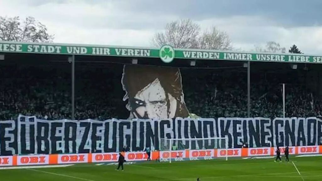 SpVgg Greuther Fürth - hinchas con lienzo de the last of us