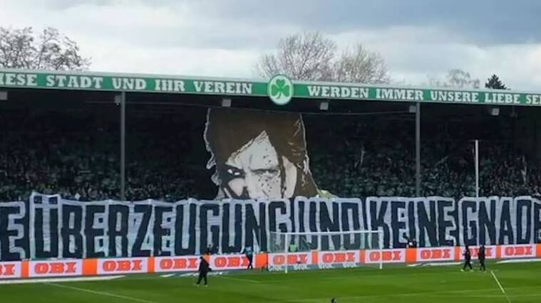 SpVgg Greuther Fürth - hinchas con lienzo de the last of us