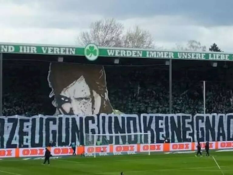 SpVgg Greuther Fürth - hinchas con lienzo de the last of us