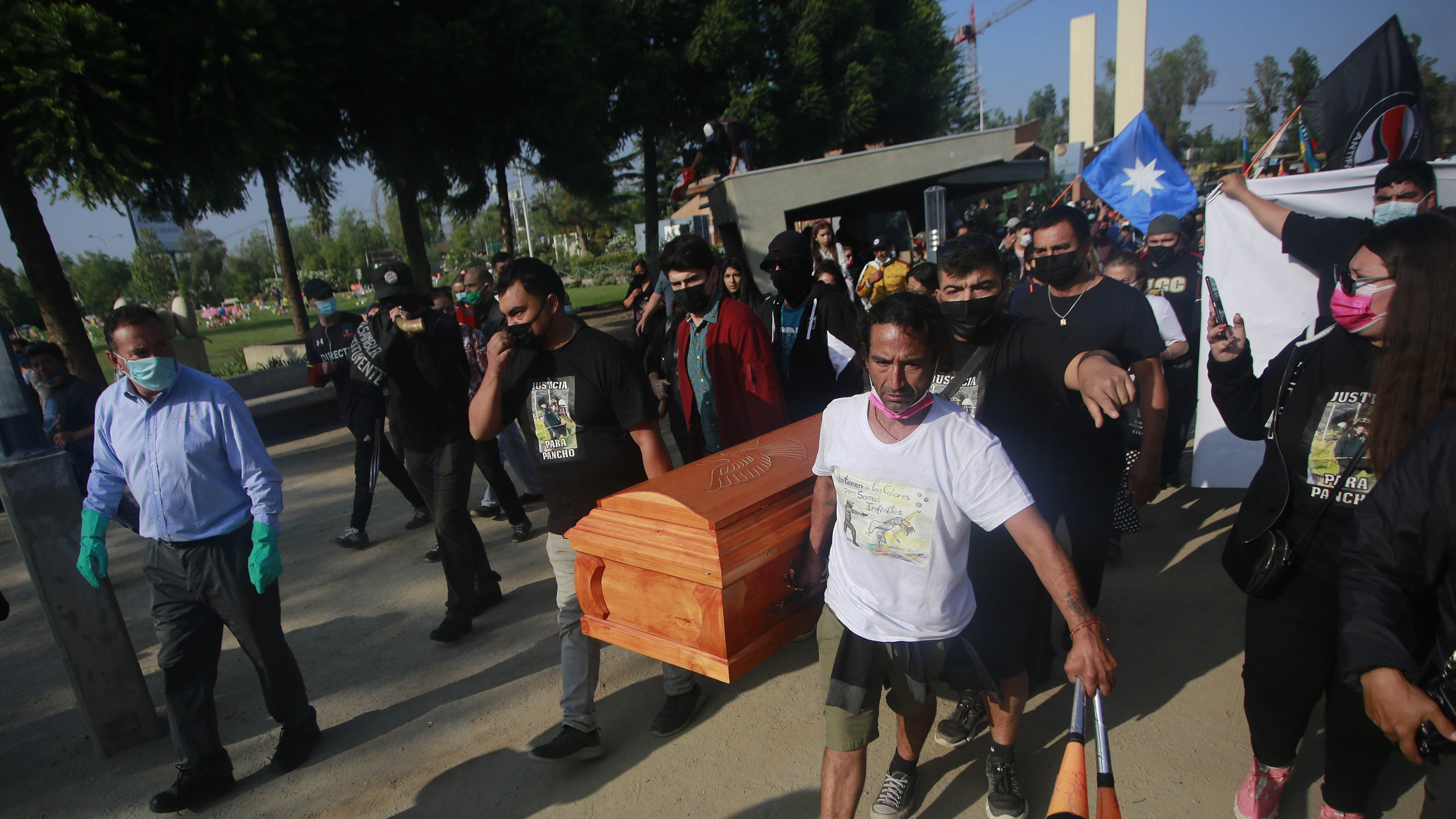 Masivo funeral de malabarista baleado por carabinero