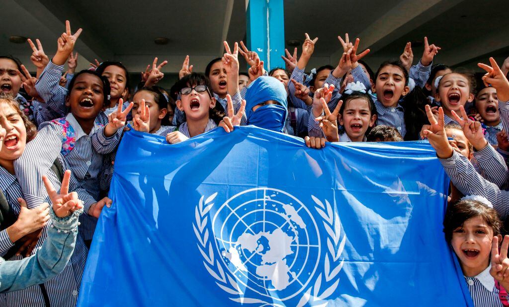 Niños palestinos reciben ayuda de una misión de ONU